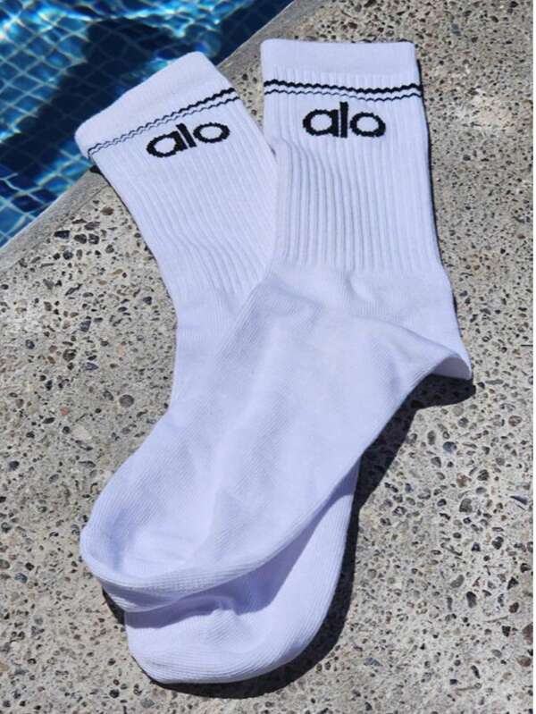 un par de calcetín para hombre o mujer. calcetines de media caña para deportes o diario