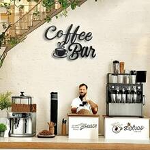 Cette tasse à café en métal noir rétro montée au mur convient aux cafés et aux cuisines de ferme. Le logo ajoute du charme. Le ton noir associé au logo donne un look frais aux cuisines de ferme et aux bars à café. C'est une décoration murale de style campagnard pour bars à café, jardins de ferme, bureaux à domicile et cuisines.