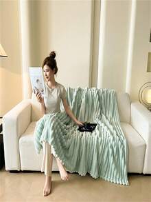 1 pieza Manta suave y cálida de terciopelo de leche - Estilo moderno de Halloween, lavable a máquina, textura acanalada, adecuada para todas las estaciones, excelente para cama, sofá, camping - Regalo de Navidad, regalo del Día de la Madre, esencial de camping, manta de poliéster de estilo moderno, decoración de habitación, cubierta de sofá, edredón