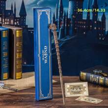 Warner Bros 1 Pieza Juego de Varita de Harry Potter - Varita de Hermione, Varita fabricada con resina finamente detallada con un núcleo de acero en su interior, perfecta para disfraces de Halloween, actuaciones en el escenario, cosplay y juegos de roles. Presentada en una caja de regalo de lujo con estampado de lámina azul, incluye un boleto de "Correo Lechuza" con estampado de lámina de ida y vuelta. Un artículo de coleccionista ideal y un regalo pensativo.
