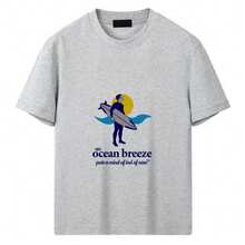 Summer Men's Cotton Printed Short Sleeve Round Neck T-Shirt, 2025 New DIY Short Sleeve- Silhouette Of A Man Carrying A Surfboard, With The Text 'an Ocean Breeze Puts A Mind Of Ind Of Ease' - 灰色 - 查看 1