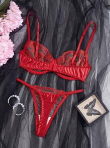Lingerie sexy avec un motif de broderie florale rouge romantique - un mélange parfait de passion, d'élégance et de charme, mettant en valeur une fusion unique de style et de sophistication.