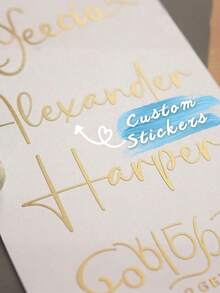 1 Stück personalisierter, individuell bedruckter Namensaufkleber, romantisches Hochzeitsgeschenkbox-Ballon-Aufkleber, Geburtstags-/Jahrestags-/Hochzeits-/Meetings-Geschenk, DIY-Geschenk, handgemacht, handgeschrieben, Hochzeitsaufkleber, Geschenkaufkleber für Glas, Tasse, Rolle, Ballon usw. Individualisierter holografischer Namensaufkleber, Kalligraphie-Aufkleber, Glasname, Geschenkbox-Dekoration, individuell bedruckbarer Glitzer-Name/Wort-Aufkleber, geeignet für alle glatten Oberflächen, glänzend, Einmalgebrauch