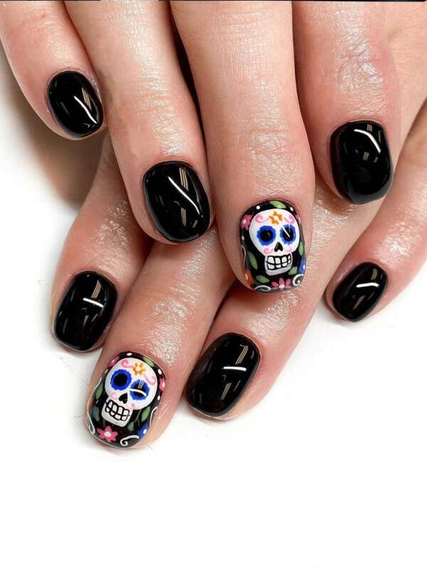 24 pièces de fausses ongles courts noirs d'Halloween avec des motifs de crânes de dessin animé, fausses ongles en acrylique détachables convenant aux femmes pour les fêtes d'Halloween. Kit de décoration d'ongles DIY