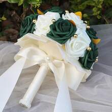 1束深绿色玫瑰花束，饰以金色仿珍珠和叶子，缎带装饰，新娘伴娘婚礼人造PE泡沫玫瑰花束，含永生花PE 2023G，情人节配饰 - 直徑20cm 高25cm - 查看 6