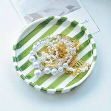 1 حبة طبق سيراميك للمجوهرات ،طبق سيراميك أنيق وأنيق بخطوط رأسية ، مثالي لتنظيم الأقراط والخواتم والقلائد ، هدية مثالية للنساء ، ديكور منزلي ومنظم تخزين للنساء ، ضروريات السفر ، عودة إلى أغراض التخزين بالجامعة اليوم الوطني سعودي توزيعات العودة الى المدرسة