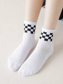 1 双黑、白、灰运动网眼中筒袜，适合日常穿着和户外活动