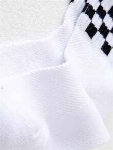 1 双黑、白、灰运动网眼中筒袜，适合日常穿着和户外活动