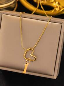Un nuevo y fashionable colgante de corazón hueco dorado, collar con cadena de espiga de acero inoxidable de 26 letras del alfabeto de la A a la Z para mujer