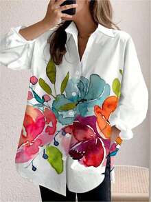 قميص ذو أكمام طويلة بأزرار للأسفل ومطبوع بالأزهار والأوراق مع جيوب أمامية