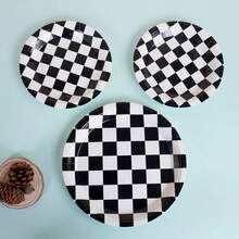 68/10/套，黑白棋盘主题派对用品，一次性派对餐盘，派对纸盘。包含7英寸餐盘、9英寸餐盘、纸杯和纸巾套装。适合16人使用，野餐用品，生日派对，露营，装饰和庆祝活动。派对礼物，新娘送礼会，餐厅装饰，厨房用具，比赛，俱乐部，黑白棋，世界象棋