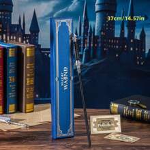 Warner Bros 1 Pieza Juego de Varita de Harry Potter - Varita de Hermione, Varita fabricada con resina finamente detallada con un núcleo de acero en su interior, perfecta para disfraces de Halloween, actuaciones en el escenario, cosplay y juegos de roles. Presentada en una caja de regalo de lujo con estampado de lámina azul, incluye un boleto de "Correo Lechuza" con estampado de lámina de ida y vuelta. Un artículo de coleccionista ideal y un regalo pensativo.