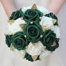 1束深绿色玫瑰花束，饰以金色仿珍珠和叶子，缎带装饰，新娘伴娘婚礼人造PE泡沫玫瑰花束，含永生花PE 2023G，情人节配饰 - 直徑20cm 高25cm - 查看 8