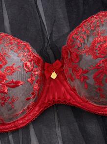 Lingerie sexy avec un motif de broderie florale rouge romantique - un mélange parfait de passion, d'élégance et de charme, mettant en valeur une fusion unique de style et de sophistication.