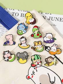12 pièces Broches animaux de dessin animé du zodiaque, découvrez votre totem exclusif, occasions sociales de brise-glace, insignes en métal d'alliage magique, convient pour les cadeaux et la collection de sacs à dos pour l'école