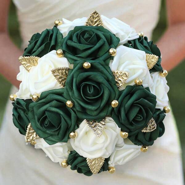 1 Buquê de Rosas Verde Escuro com Pérola Dourada e Detalhes de Folhas, Decoração com Fita de Cetim para Noiva e Damas de Honra, Buquê Artificial de Rosas de Espuma de PE com Flor da Eternidade PE 2023G