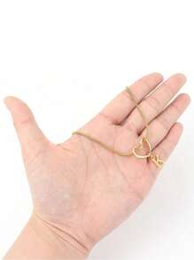 Un nuevo y fashionable colgante de corazón hueco dorado, collar con cadena de espiga de acero inoxidable de 26 letras del alfabeto de la A a la Z para mujer