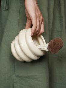 1 Piece Milky White Honey Jar Shaped Resin Makeup Brush Holder With Asymmetrical Relief On The Surface, Multifunctional Desk Decoration, Mini Ceramic Vase And Storage Box For Living Room, Bedroom And Office