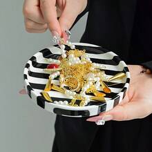 1 حبة طبق سيراميك للمجوهرات ،طبق سيراميك أنيق وأنيق بخطوط رأسية ، مثالي لتنظيم الأقراط والخواتم والقلائد ، هدية مثالية للنساء ، ديكور منزلي ومنظم تخزين للنساء ، ضروريات السفر ، عودة إلى أغراض التخزين بالجامعة اليوم الوطني سعودي توزيعات العودة الى المدرسة