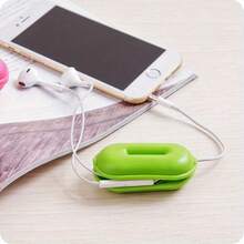 2 件耳机线绕线器和充电器线收纳盒 - 柔软防尘塑料，小巧 6.8x3.5x2.5 厘米，颜色随机，防止耳机、手机、平板电脑缠绕，花生壳形状，软塑料材质，防尘罩