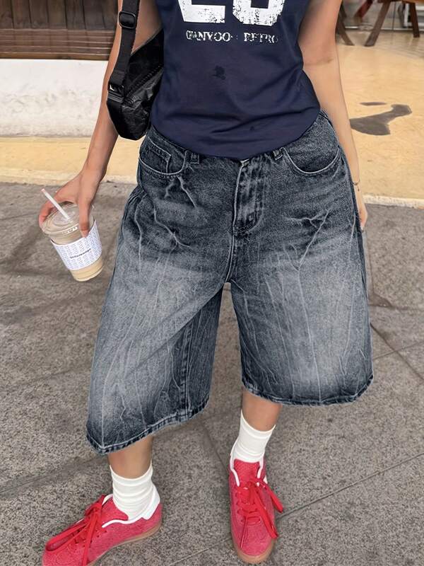 Shorts jeans feminino casual lavado, solto, reto, na altura do joelho