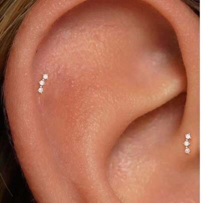 EleRunis 1 đôi bông tai bạc 925 mạ vàng 18K, kiểu cài móng vuốt, thích hợp cho xỏ khuyên xương tai/sụn tai/xoắn tai, trang sức ít gây dị ứng, phù hợp cho phụ nữ và bé gái đeo hàng ngày, dự đám cưới, tiệc tùng, lễ đính hôn.