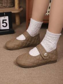 Estamos comprando un par de zapatos planos de primavera y otoño para niñas con un diseño bordado de la parte superior muy de moda. Estos zapatos son adecuados para que los usen niños de 3 a 15 años durante salidas al aire libre, banquetes, actuaciones y viajes de vacaciones.