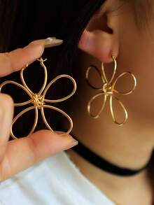 1 对时尚简约镂空花卉不对称设计耳环，适合女士日常、度假、约会、情侣礼物