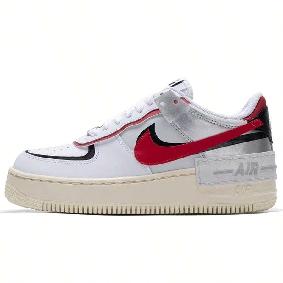 Nike Zapatillas de mujer W AF1 SHADOW, zapatos casuales, livianos y cómodos para exterior y viaje, FN6335-100 - Negro/Blanco/Plata metalizado/Rojo fitness - Ver 1