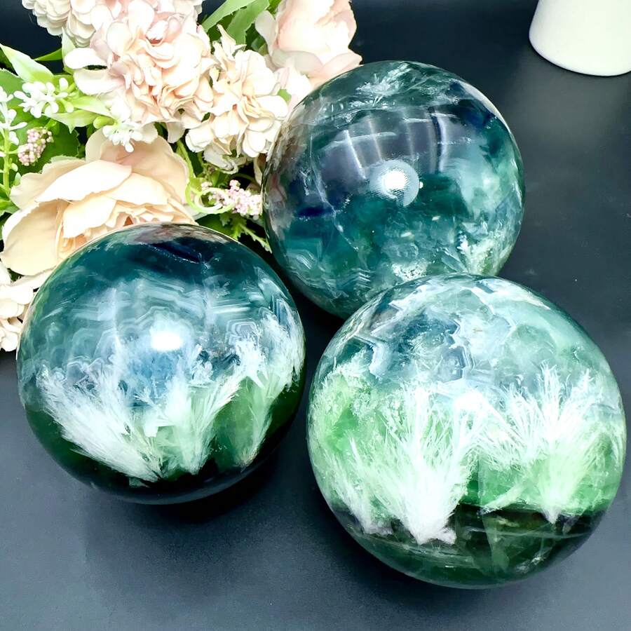1 Piece Large Natural Snowflake Feather Rainbow Fluorite Crystal Ball ( 2.7-3.1inch ) - Bohemian Style Purple And White Marble Pattern Decorative Ball, Suitable For Home And Office, Christmas And Mother's Day Gift, Collectible Crystal Ornament