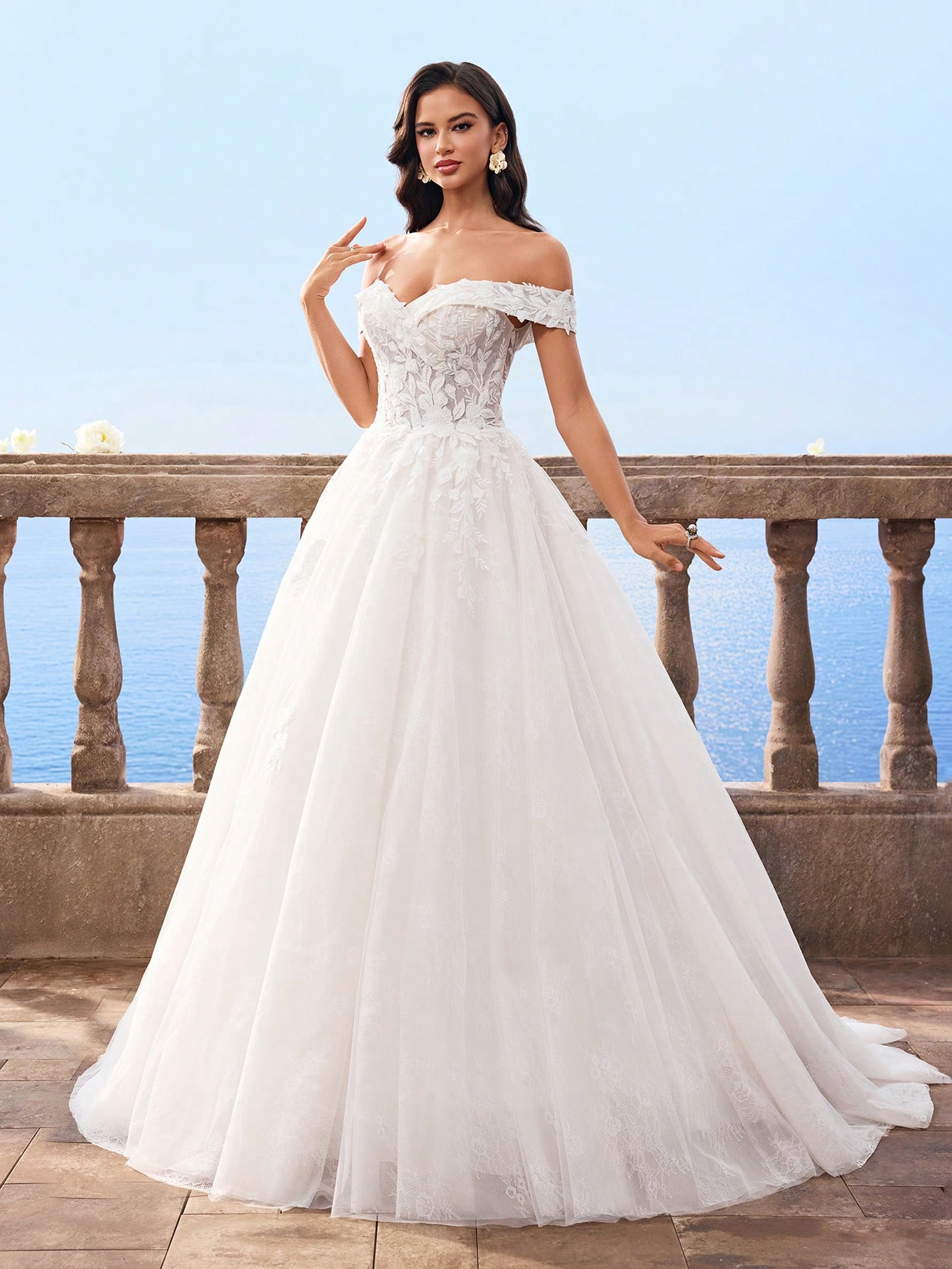 فستان زفاف أنيق من الدانتيل الأبيض بتطريز على الكت...