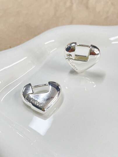 زوج من حلقات الأذن الصغيرة ذات الشكل المفرغ الحظ، موضة أوروبية وأمريكية للنساء