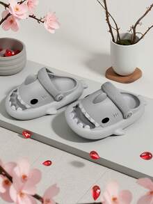 1 pieza Chanclas casuales para niños, uso cómodo en interiores y exteriores, diseño de tiburón de dibujos animados, antideslizante, material de EVA - Gris - Ver 6