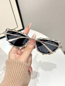 1 件女式猫眼镜框闪亮水钻装饰镜面反光精致火辣女孩风格完美时尚眼镜适合派对装、节日派对妆容、外出装、音乐节、街头摄影配饰