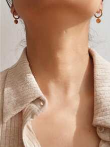 Boucles d'oreilles créoles en acier inoxydable imperméables et indélébiles avec un cœur doré poli, convenant pour le port quotidien pour femmes