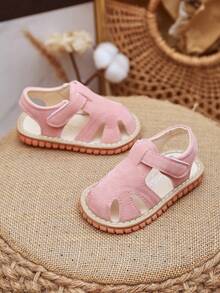 伊布布粉色婴儿凉鞋，男女宝宝同款，包头镂空设计，软橡胶底防滑，新生儿平底凉鞋