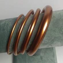 4 pièces/set Bracelets en silicone de gelée avec des accents métalliques, ensemble de bijoux de bracelets en silicone de combinaison de tailles mixtes