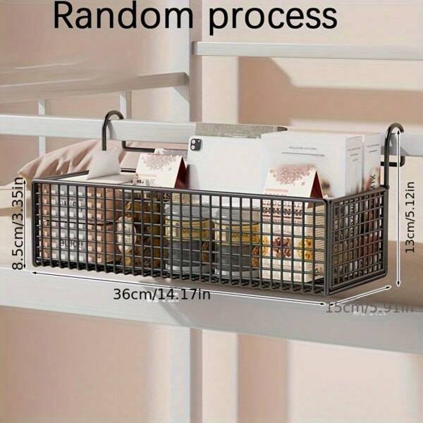 رف تخزين جانبي للسرير العلوي، مع سلال معلقة وخطاطيف لترتيب العناصر فوق السرير العلوي