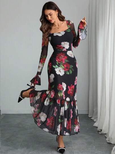 فستان طويل نسائي أنيق بنقشة زهور على شاش متطبقة مع ياقة مربعة وأكمام طويلة ، مزين بشريط عند الخصر وهامش موجي