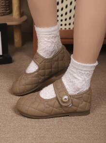 Estamos comprando un par de zapatos planos de primavera y otoño para niñas con un diseño bordado de la parte superior muy de moda. Estos zapatos son adecuados para que los usen niños de 3 a 15 años durante salidas al aire libre, banquetes, actuaciones y viajes de vacaciones.