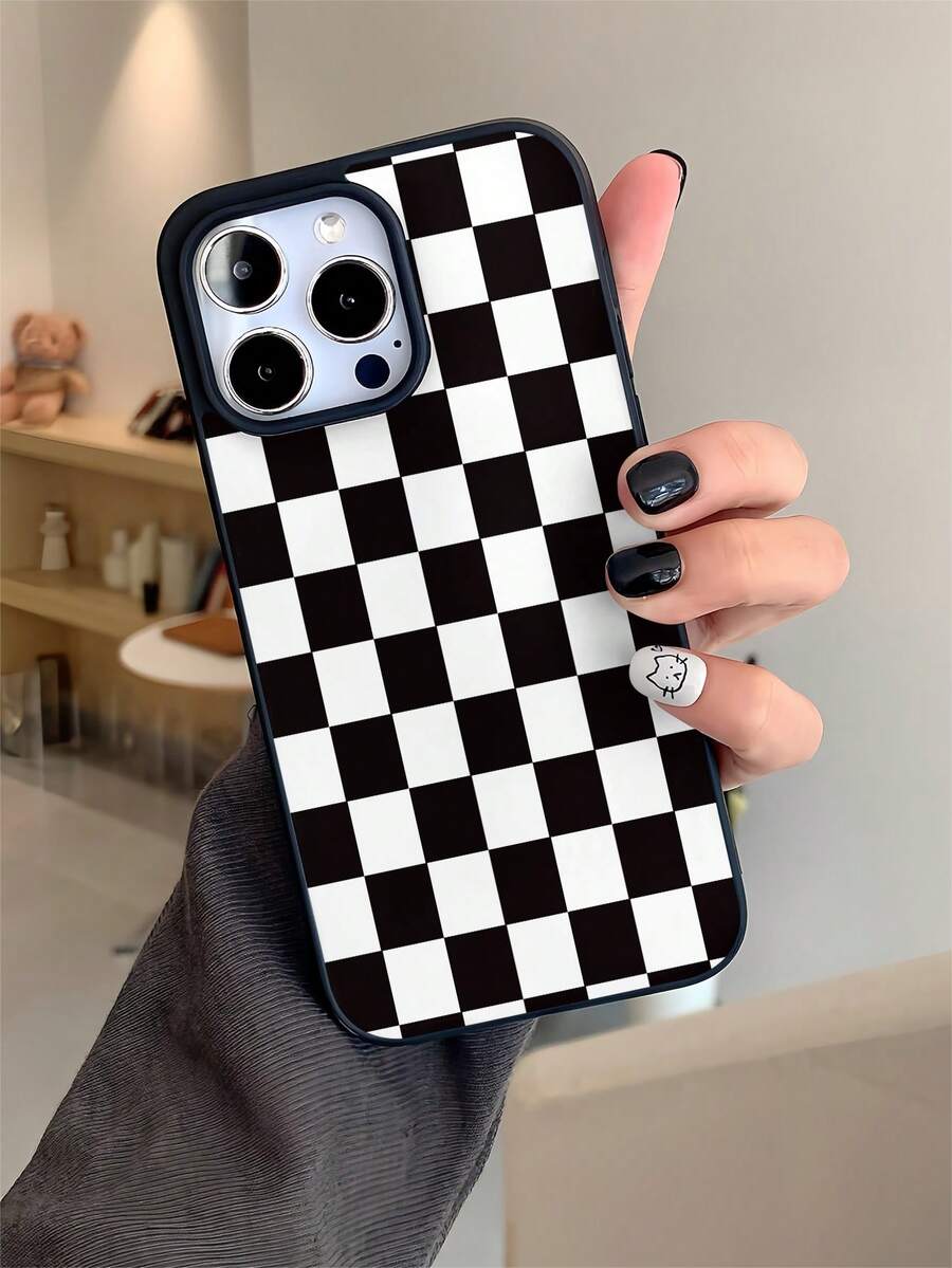 This Simple Magnetic Phone Case Features A Black And White Checkered Pattern. Suitable For 16/15/14/13/12/11 Pro/Plus/ProMax/XS Max/X/XS/S22 / S22PLUS/S23 / S23PLUS/S24 / S24PLUS/S25 / S25PLUS/S25ULTRA Series Mobile Phone. It Supports Wireless Charging And Has Shockproof Protection Function. It Is A Fashionable Choice For Family Members, Friends, Oneself, Partners, Etc. - 彩色 - 查看 1