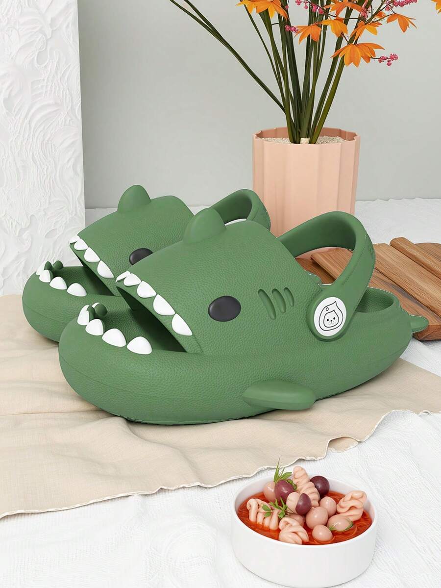 1 pieza Pantuflas de interior casuales para niños, diseño de tiburón de dibujos animados cómodo para usar en exteriores, material EVA anti-colisión y antideslizante, para niños y niñas