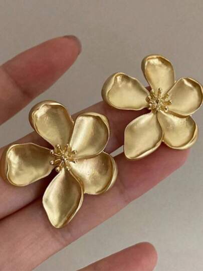 一对夸张的欧美金属花朵耳钉，适合女性日常佩戴，情人节配饰