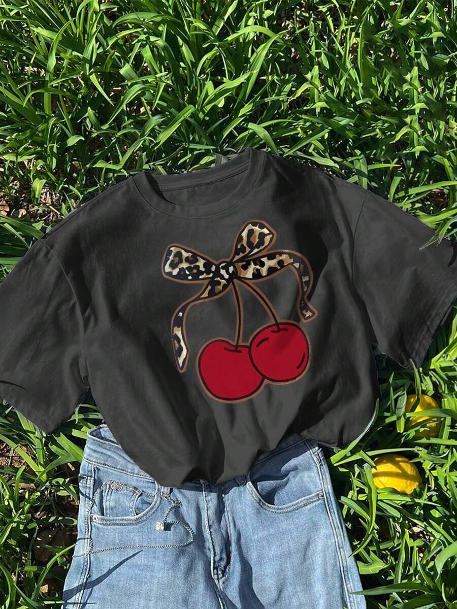 T-shirt estiva casual a girocollo con stampa, adatta per ragazze e bambini - T-shirt con stampa leopardata, fiocco, stile artistico a ciliegie, che ispira immaginazione ed espressione di sé! Abbigliamento per bambini, maglietta grafica per ragazze, top estivo, moda per adolescenti - Grigio Scuro - Visualizzare 1