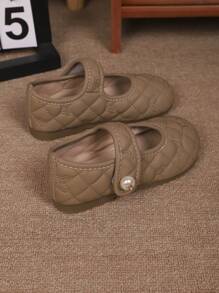 Estamos comprando un par de zapatos planos de primavera y otoño para niñas con un diseño bordado de la parte superior muy de moda. Estos zapatos son adecuados para que los usen niños de 3 a 15 años durante salidas al aire libre, banquetes, actuaciones y viajes de vacaciones.