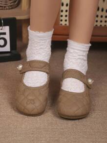 Estamos comprando un par de zapatos planos de primavera y otoño para niñas con un diseño bordado de la parte superior muy de moda. Estos zapatos son adecuados para que los usen niños de 3 a 15 años durante salidas al aire libre, banquetes, actuaciones y viajes de vacaciones.
