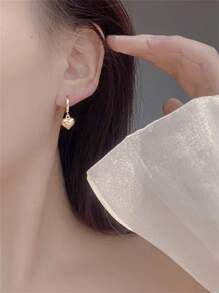 1 paire de boucles d'oreilles pendantes minimalistes en forme de cœur, à la mode et élégantes, idéales pour le quotidien, les fêtes et les voyages. Cadeau idéal pour vos amies.