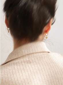 Boucles d'oreilles créoles en acier inoxydable imperméables et indélébiles avec un cœur doré poli, convenant pour le port quotidien pour femmes