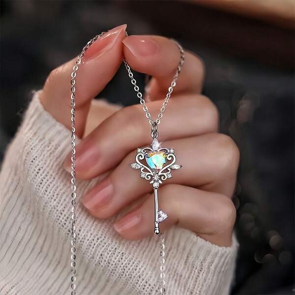 Light Luxury, High-End Feeling, Diamond Studded Heart Key Pendant Necklace, Collarbone Chain
