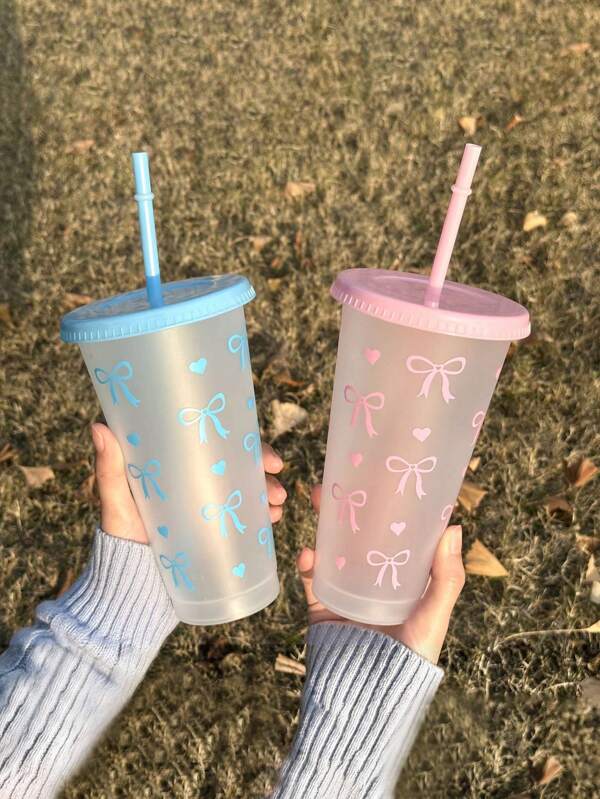 1 كوب بلاستيكي قابل لإعادة الاستخدام بشريط وردي جميل مع غطاء وقش، شفاف، مناسب للقهوة المثلجة والماء والعصير والصودا، رائع للشاطئ والأعراس وأعياد الميلاد والمهرجانات والكريسماس وهالوين والحفلات والمكتب والحمام والأنشطة الخارجية وزجاجة المياه للاستخدام اليومي والخارجي (ملاحظة: قد يكون المنتج به بعض الخدوش أثناء النقل ولكن لا يؤثر ذلك على استخدامه)